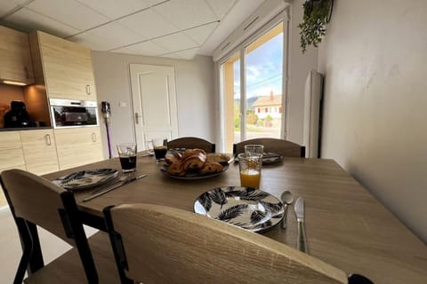 Kitchen or kitchenette, Food and drinks, Dining area, Food, stove