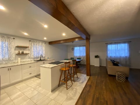 Spacious & modern home, near attractions Haus in Welland