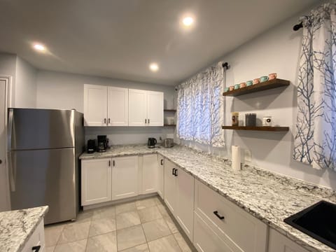Spacious & modern home, near attractions Maison in Welland