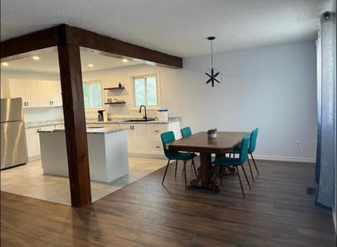 Spacious & modern home, near attractions Maison in Welland