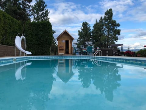 heated pool, hot tub, 3 AC ensuites, lake view House in West Kelowna