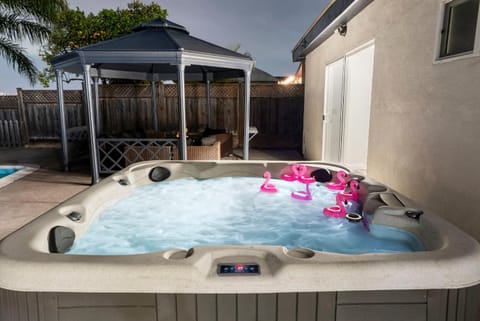 LUX Stunning View Escape: Pool, Hot Tub, Game Room House in Pacific Beach