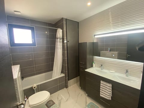 Suite parentale 20 m2 avec SDB à 15min de Disney Vacation rental in Île-de-France