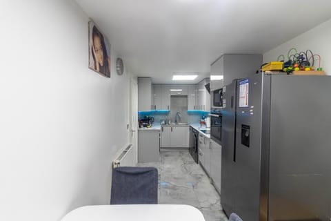 Kitchen or kitchenette, Dining area, dishwasher, microwave, minibar, oven, stove, toaster, washing machine, dryer