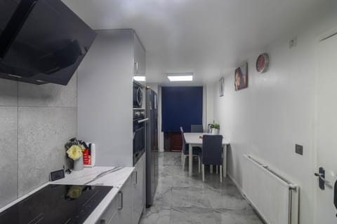 Kitchen or kitchenette, Dining area, minibar, oven