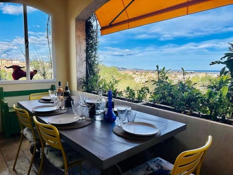 Natural landscape, View (from property/room), Balcony/Terrace, Dining area, Mountain view, Sea view