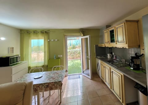 Coffee/tea facilities, Kitchen or kitchenette, Dining area, stove