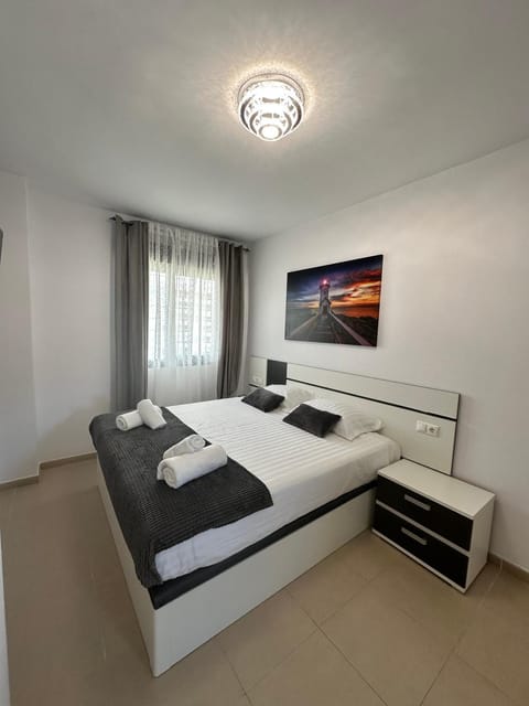 Bed, TV and multimedia, Photo of the whole room, Bedroom, towels