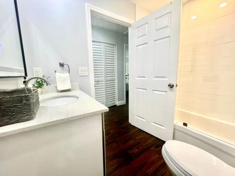 Spacious Convenient 2/2, Perfect for Groups in WPB Apartment in West Palm Beach