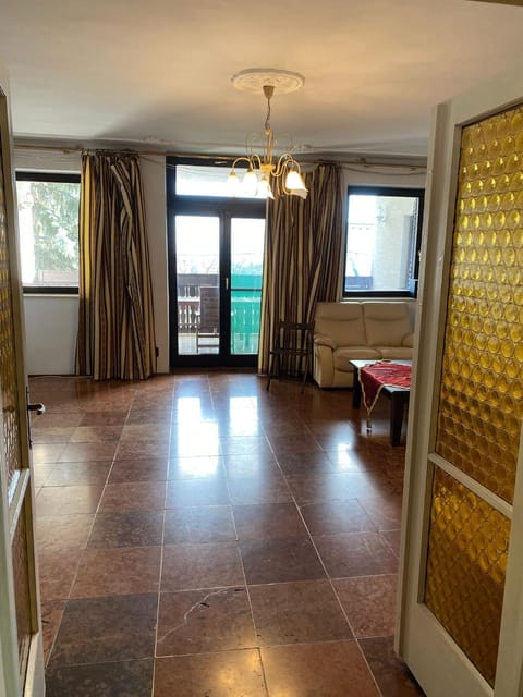 Luxury 3 BR Vila in a forest 10min drive from city center Villa in Budapest