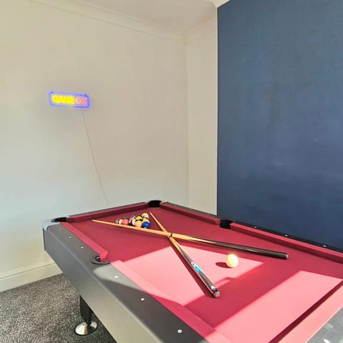 Billiard, Game Room