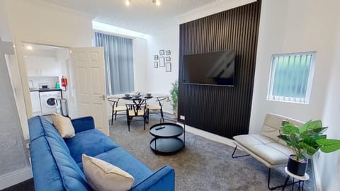 TV and multimedia, Living room, Seating area, Dining area