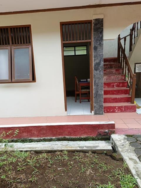 Kost Omaya Hostel in Parongpong