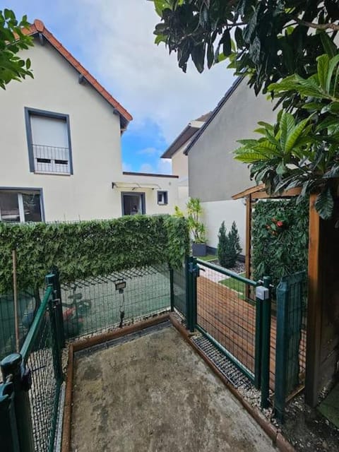 Idéal JO 2024 maison avec double jardin, terrasse. Apartment in Aubervilliers