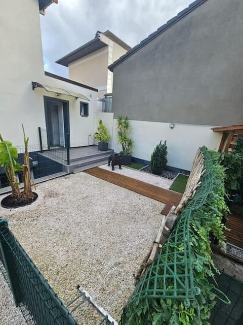 Idéal JO 2024 maison avec double jardin, terrasse. Appartement in Aubervilliers