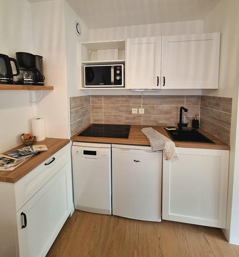 Coffee/tea facilities, dishwasher, microwave, stove, toaster, kitchen