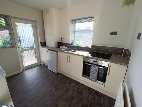 Kitchen or kitchenette, oven, pet friendly, stove