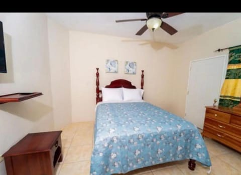 24 Edwards Ave ,runaway bay jamaica room 6 Chambre d’hôte in Runaway Bay