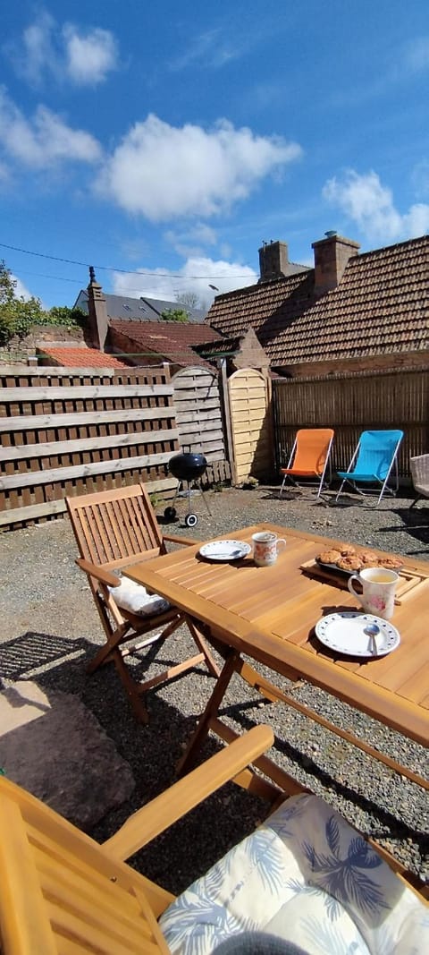 Patio, Day, Garden, Dining area, sunbed