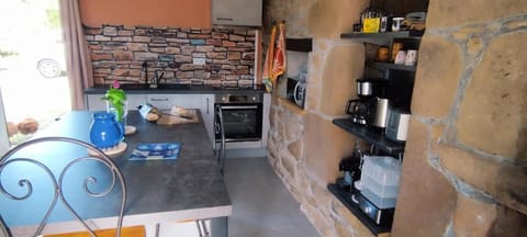 Kitchen or kitchenette, Dining area, oven, pet friendly, stove