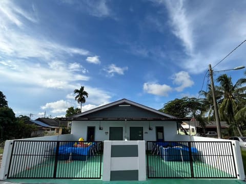 Property building, Day, Pool view, Swimming pool