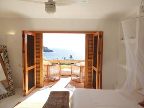 Photo of the whole room, Bedroom, Sea view