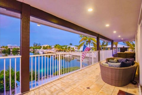 BEAUTIFUL WATER VIEW POOL GYM Room Private Dock House in Marathon