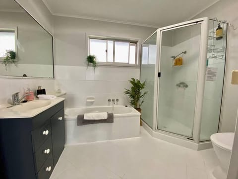 Pet & Family Friendly Ocean Front Beach Cottage House in Bargara