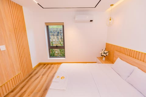 Bed, Photo of the whole room, Bedroom, air conditioner