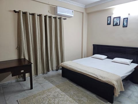 3BHK New, Luxury Flat - AC in Hyd only for Families 100 m from main road Apartment in Hyderabad