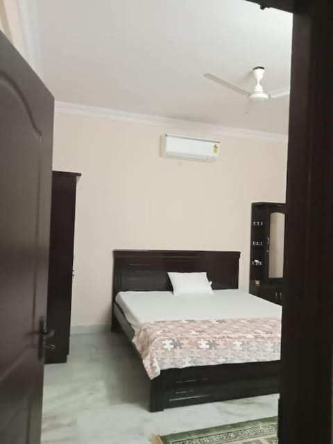 3BHK New, Luxury Flat - AC in Hyd only for Families 100 m from main road Apartment in Hyderabad