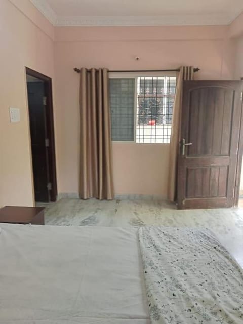 3BHK New, Luxury Flat - AC in Hyd only for Families 100 m from main road Apartment in Hyderabad