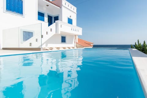 Property building, Day, Natural landscape, Pool view, Sea view, Swimming pool, sunbed