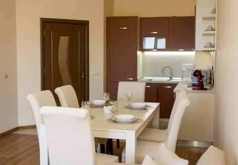 Kitchen or kitchenette, Living room, Seating area, Dining area, minibar