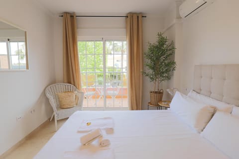 Maravilloso adosado para 8 en entorno privilegiado by Hometels Apartment in Canet d'en Berenguer