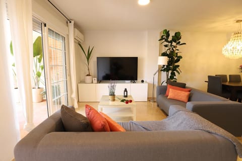 Maravilloso adosado para 8 en entorno privilegiado by Hometels Apartment in Canet d'en Berenguer