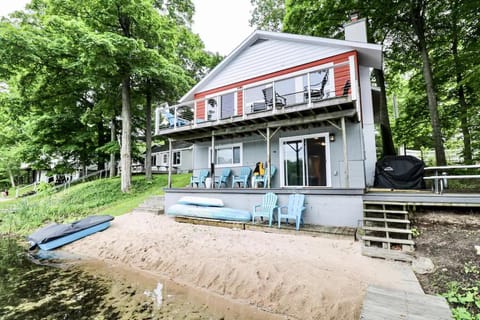 Bryan Lake Waterside Retreat House in Lake Ann