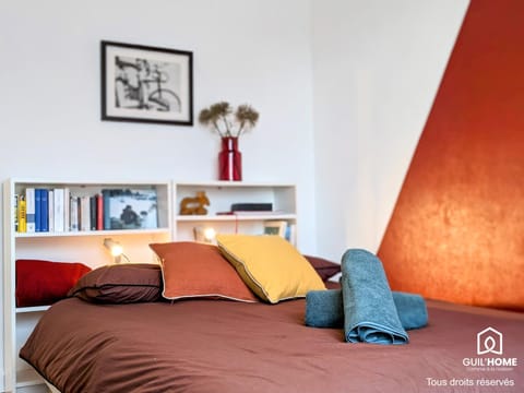 Bed, Library, Photo of the whole room, Bedroom