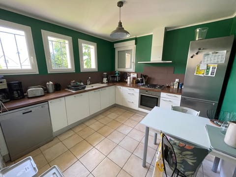 Coffee/tea facilities, Kitchen or kitchenette, Dining area, dishwasher, oven, stove, toaster