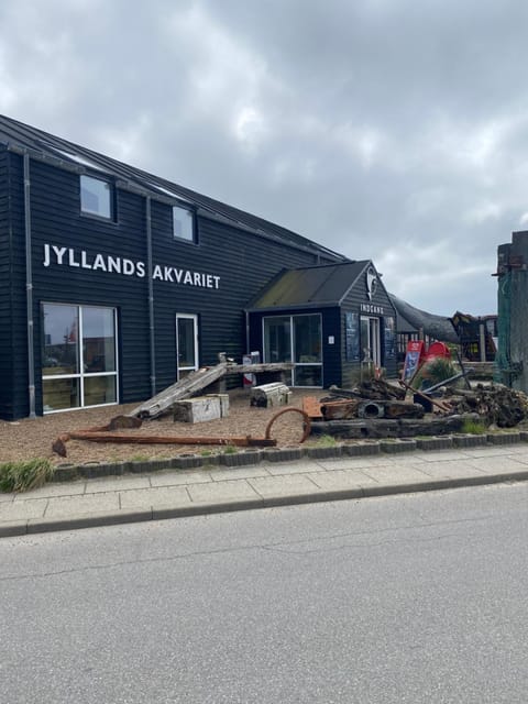 Hawhuset tæt på strand og byliv House in Vestervig