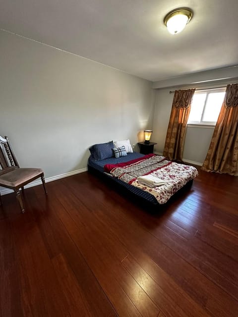 Beautiful Private Room- Full Amenities- Near Restaurants Shopping & Transit B3! Vacation rental in Brampton