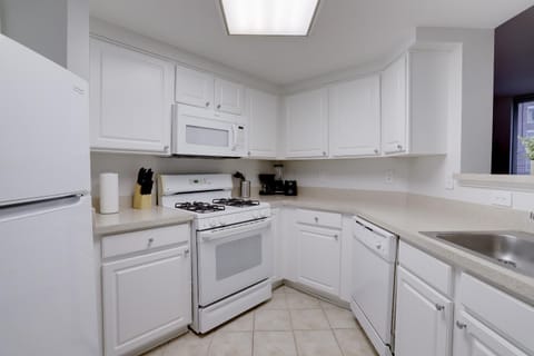 Coffee/tea facilities, Kitchen or kitchenette, dishwasher, toaster