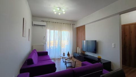 TV and multimedia, Living room, Seating area, Evening entertainment, air conditioner