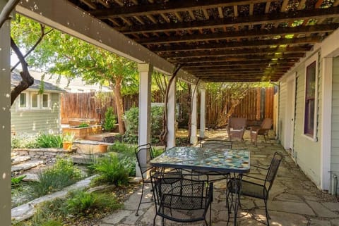 Vine Street Bungalow-Hot Tub, EV, Walk to Town House in Paso Robles