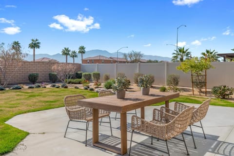 Property building, Patio, Spring, Day, Garden, Dining area, Garden view