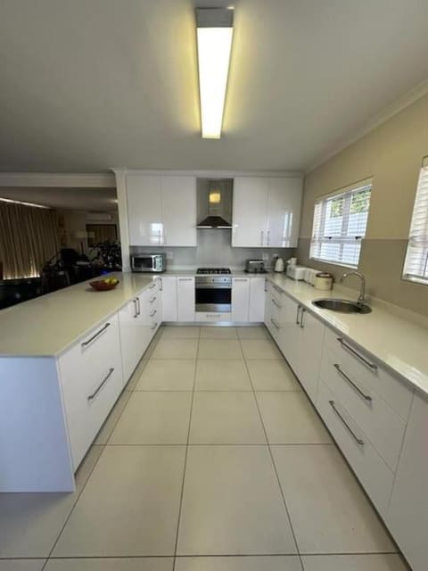 Spacious 4 BDR holiday home with mountain views ,pool and Solar backup Casa in Cape Town
