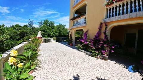 Patio, BBQ facilities