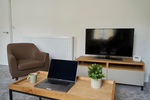 Spacious central 2 Bed Apartment by Kahuna Stays Apartment in Gloucester