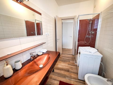 Toilet, Bathroom, towels, washing machine