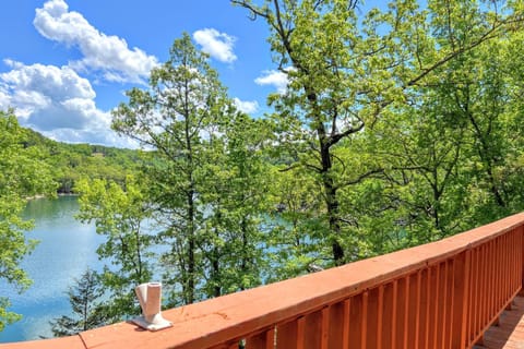 Lakefront Hideaway House in Beaver Lake